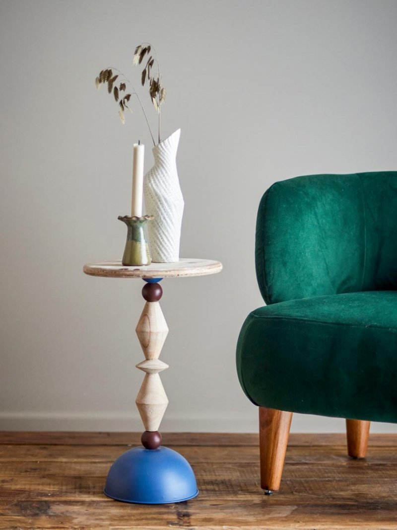 Stolik boczny Mannelli Bloomingville z dekoracyjną rzeźbioną podstawą