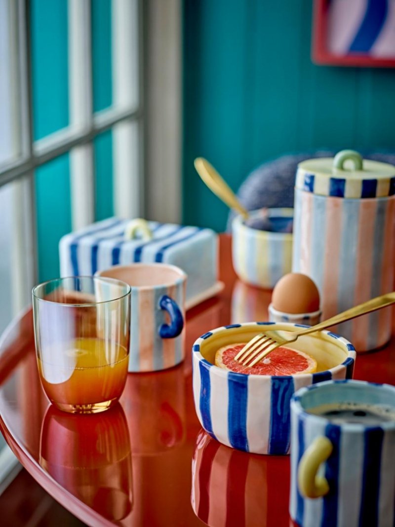 Artystyczne filiżanki na stół