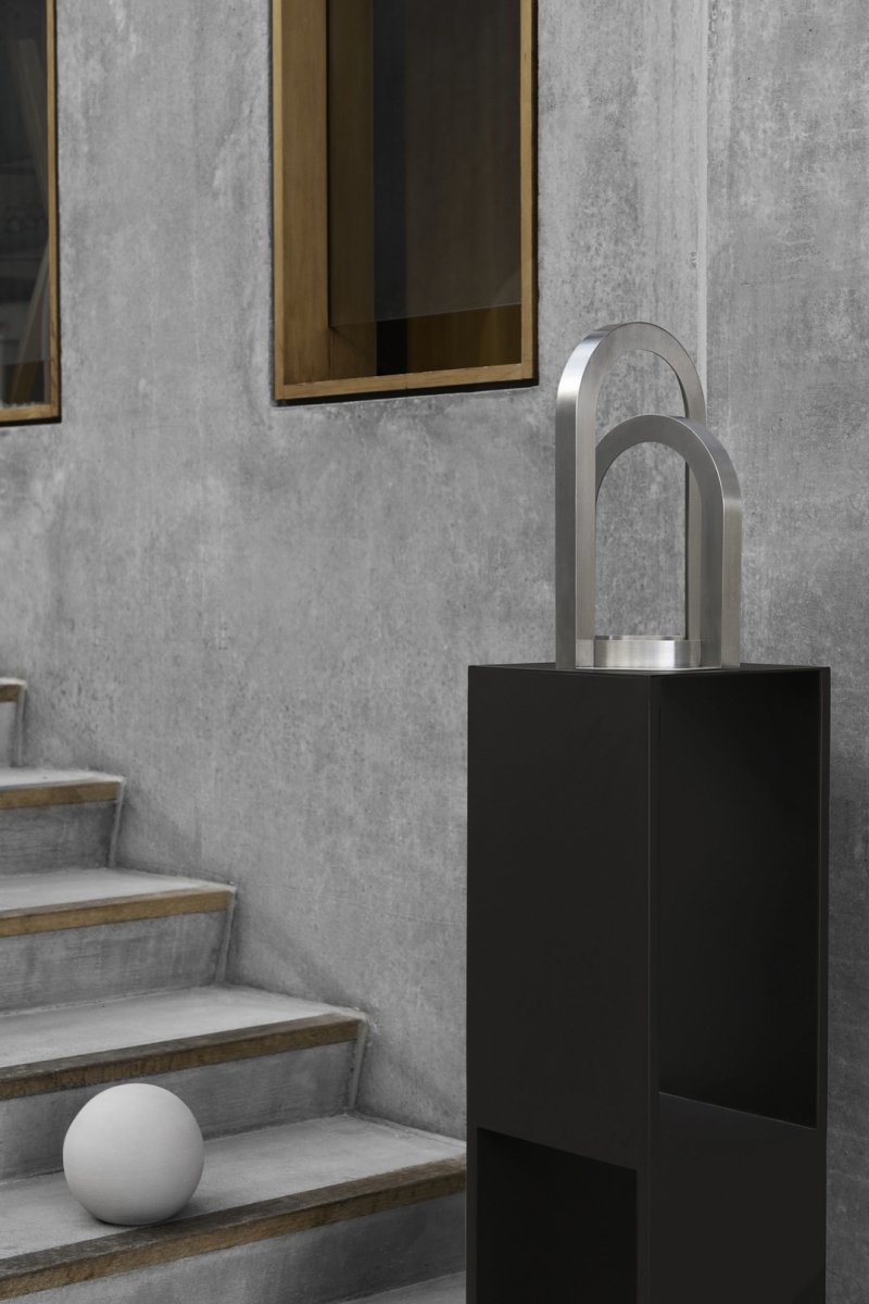 Kristina dam studio NORDIC Postument Stalowy 102 cm / Czarny
