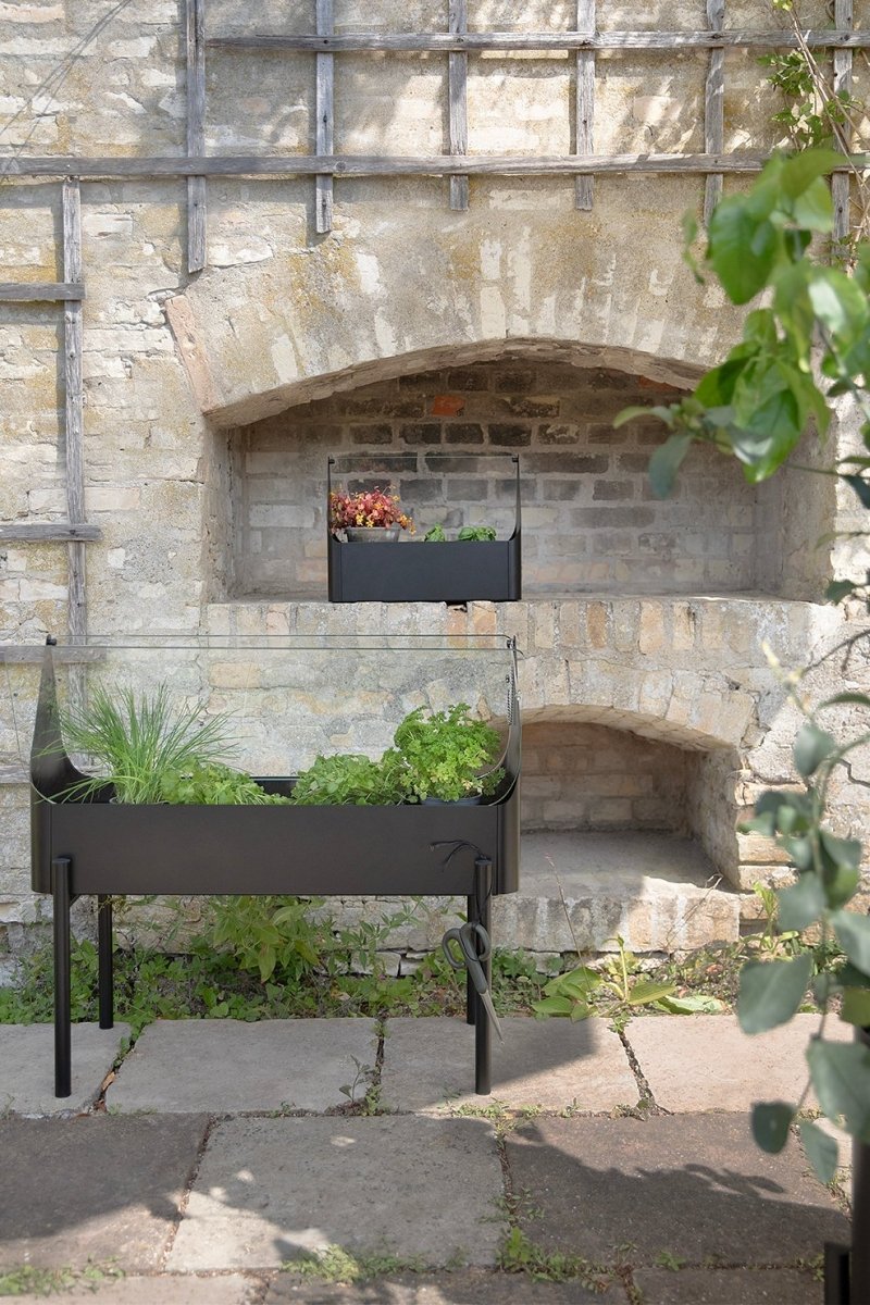 Szklarnia Simply Grow 73 cm Eva Solo z czarnym wykończeniem w ogrodzie