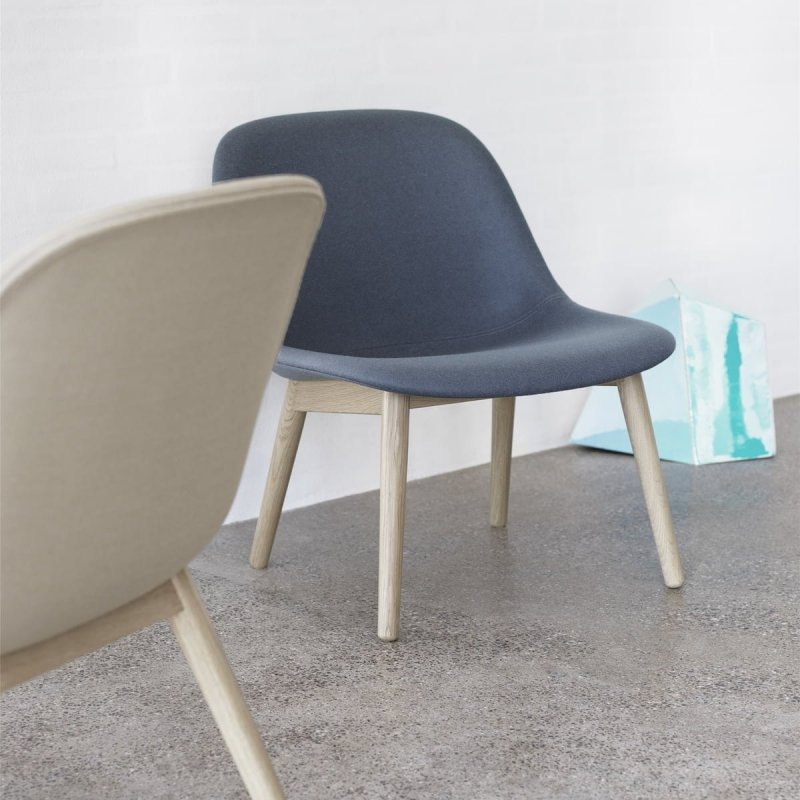Muuto FIBER LOUNGE Fotel - Czarny / Rama Drewniana