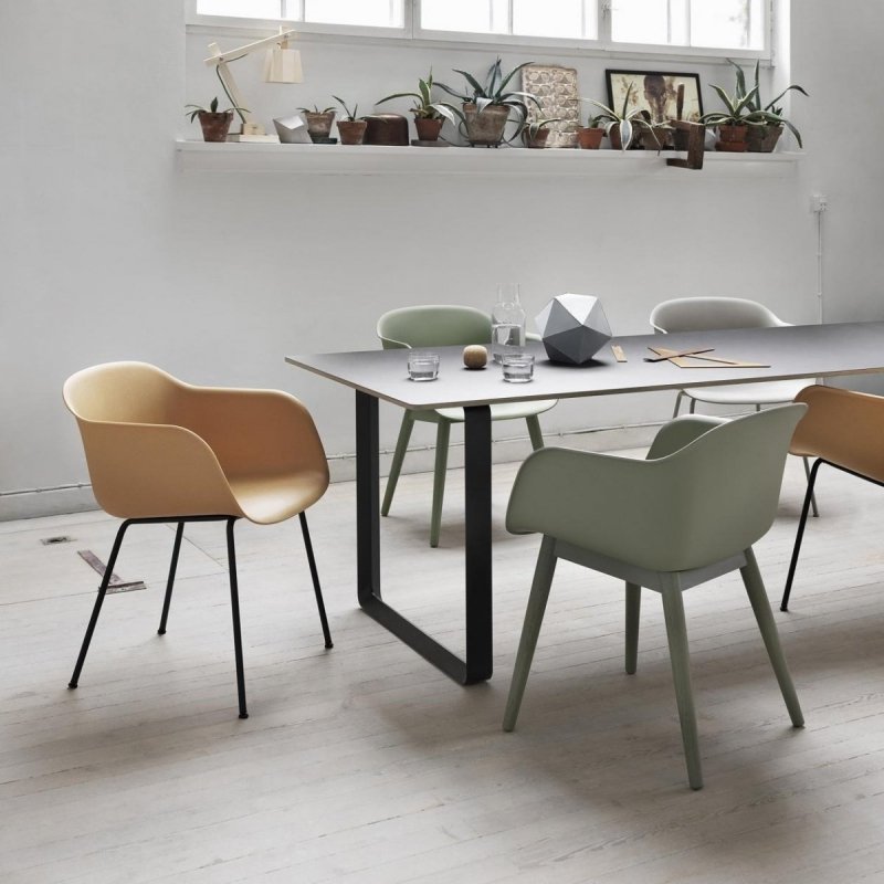 Muuto FIBER ARMCHAIR WOOD BASE Krzesło  z Tapicerowanym Skórą Siedziskiem w Kolorze Brązowym /Drewniana Rama Naturalna
