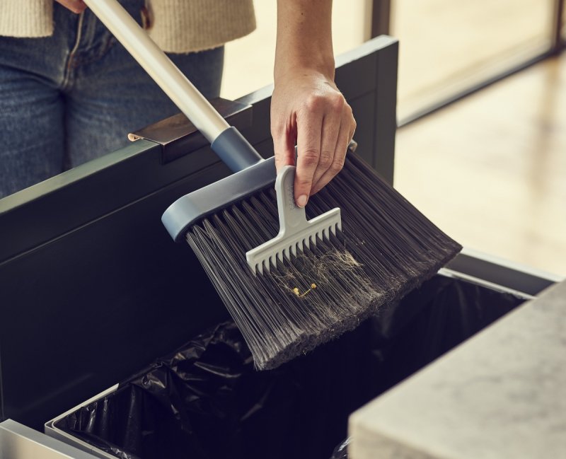 Joseph Joseph CLEAN STORE Miotła z Uchwytem do Montowania na Ścianie