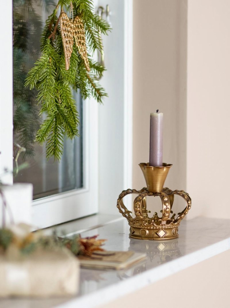 Złoty świecznik Lilibeth Bloomingville w formie korony