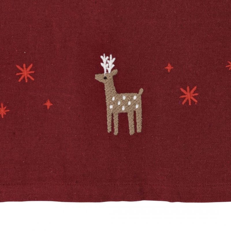 Detal haftu na czerwonym obrusie świątecznym