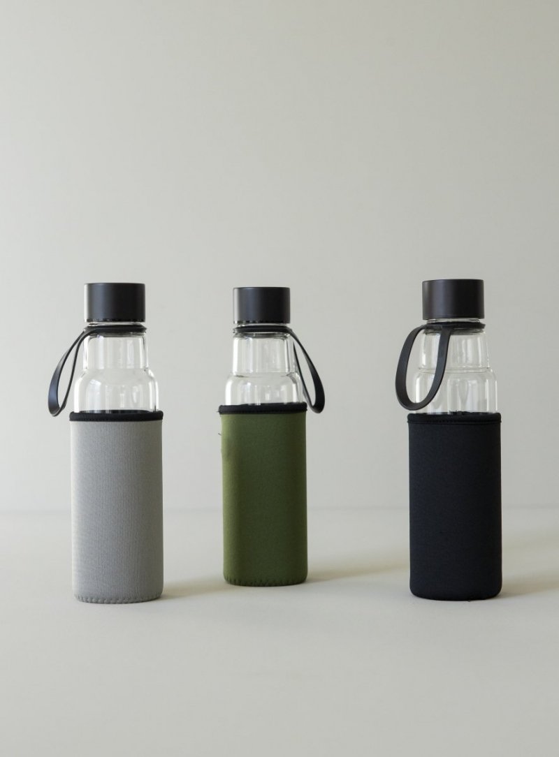 Sagaform TO GO Szklana Butelka na Wodę w Pokrowcu 600 ml Szara