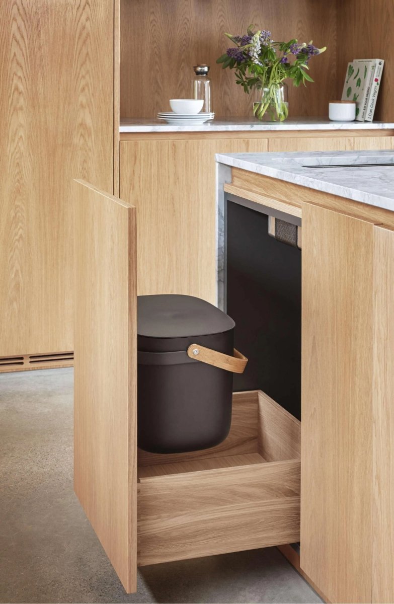 Nowoczesny kosz na śmieci Eva Solo z bambusową pokrywą