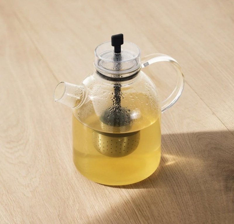 Dzbanek do herbaty AUDO z dmuchanego szkła z wiszącym stalowym zaparzaczem zaprojektowany przez Norm Architects