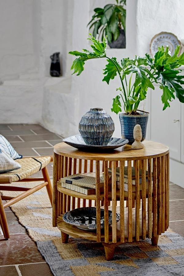 naturalny stolik do salonu z półkami drewniany