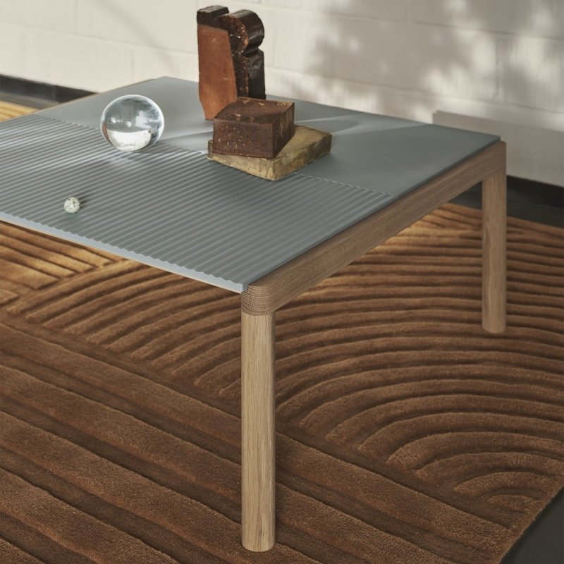 Muuto COUPLE Stolik Kawowy z Ceramicznym Blatem 84x80 cm / Ciemny Dąb - Blat Wavy Taupe