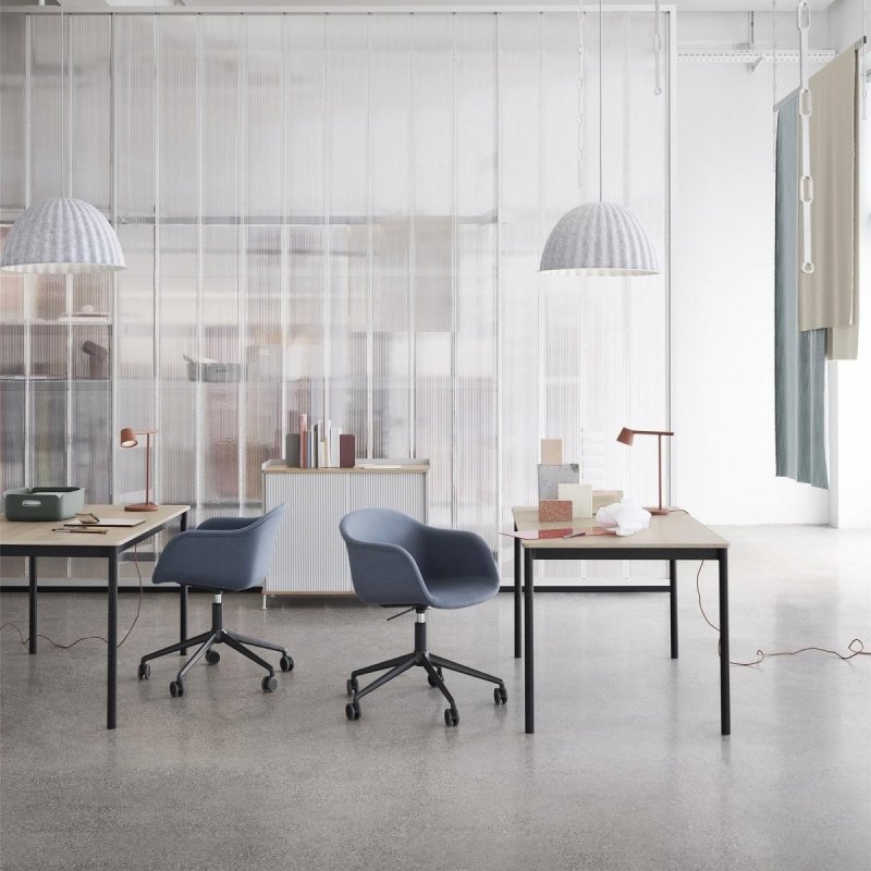 Muuto FIBER ARMCHAIR SWIVEL BASE Krzesło Obrotowe na Kółkach Białe - Siedzisko Tapicerowane Szarą Tkaniną Remix 133 / Metalowa Rama