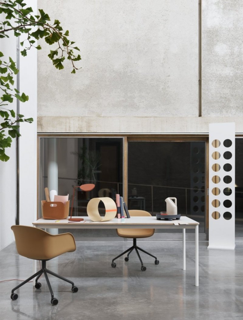 Muuto FIBER ARMCHAIR SWIVEL BASE Krzesło Obrotowe na Kółkach Białe / Siedzisko Tapicerowane Brązowe Tkanina Canvas 454