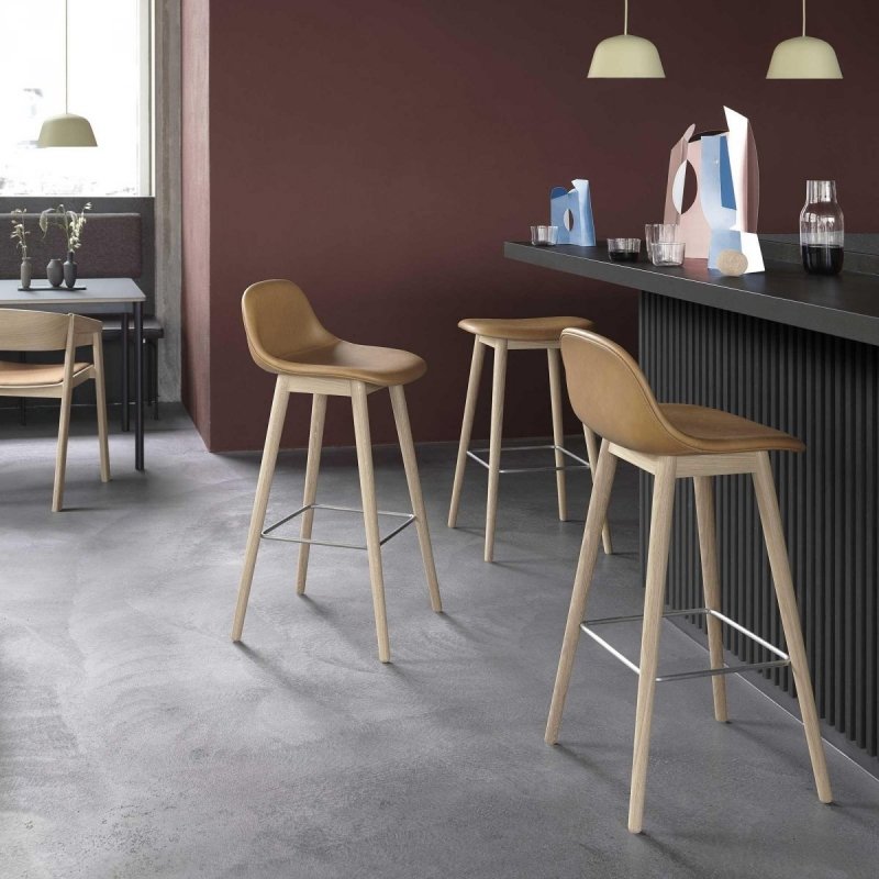 Muuto FIBER Hoker z Oparciem - Stołek Barowy 65 cm Zielony / Siedzisko Tapicerowane - Czarny