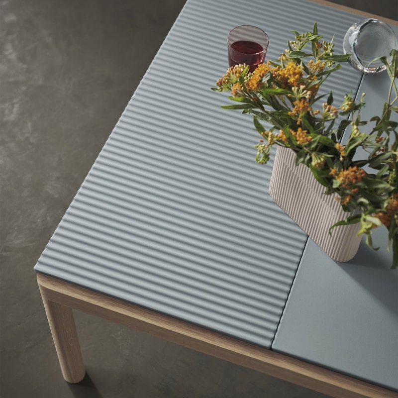Muuto COUPLE Stolik Kawowy z Ceramicznym Blatem 84x80 cm / Ciemny Dąb - Blat Wavy Piaskowy Sand
