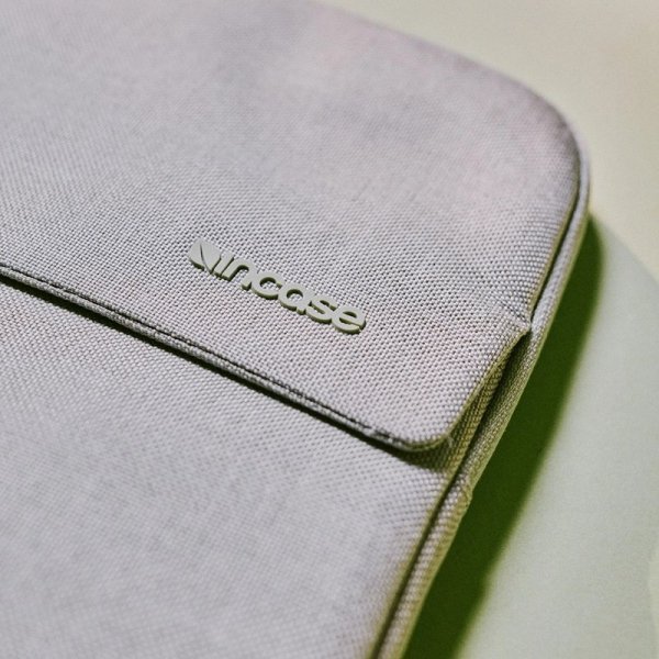 Incase Crosstown Sleeve with Woolenex - Pokrowiec z kieszenią MacBook Pro 16&quot; (M4/M3/M2/M1/2024-2021) (Limestone)
