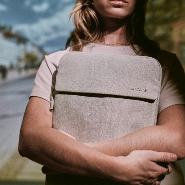 Incase Crosstown Sleeve with Woolenex - Pokrowiec z kieszenią MacBook Pro 16&quot; (M4/M3/M2/M1/2024-2021) (Limestone)