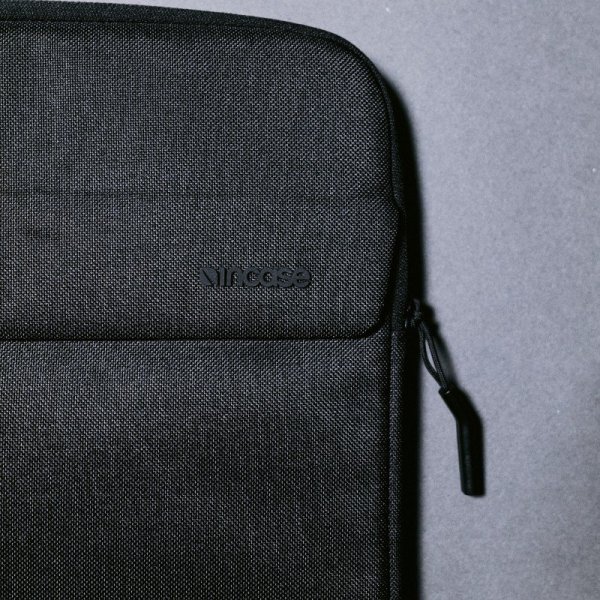 Incase Crosstown Sleeve with Woolenex - Pokrowiec z kieszenią MacBook Pro 16&quot; (M4/M3/M2/M1/2024-2021) (Black)