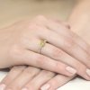 Pierścionek złoty 585 oliwin 0,60ct brylantami 0,05ct W-66