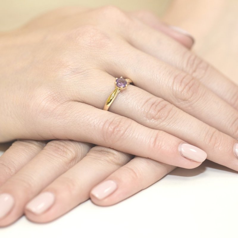 Pierścionek złoty 585 z brylantami 0,01ct ametystem 0,50ct W-74