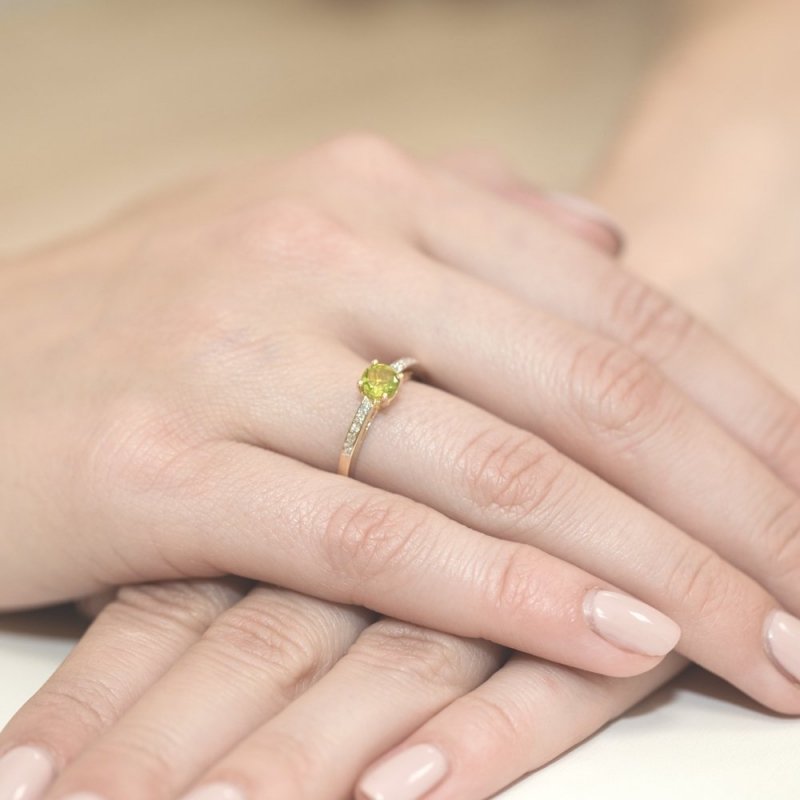 Pierścionek złoty 585 oliwin 0,60ct brylantami 0,05ct W-66