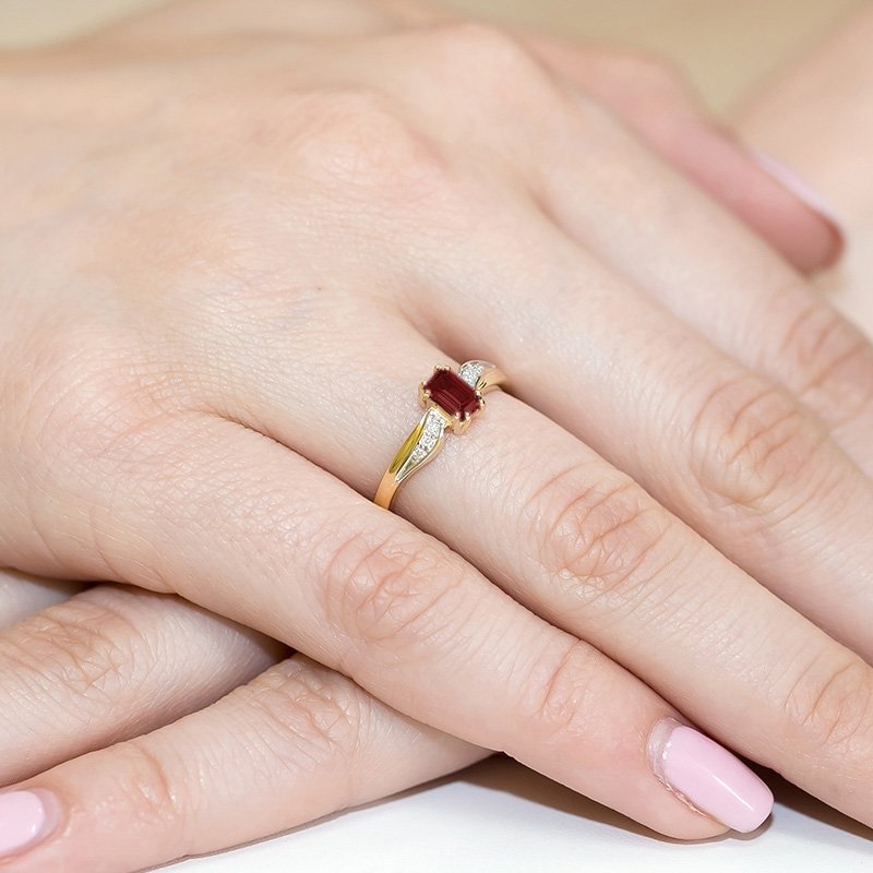 Pierścionek złoty 585 z brylantami 0,03ct granatem 0,70ct W-94