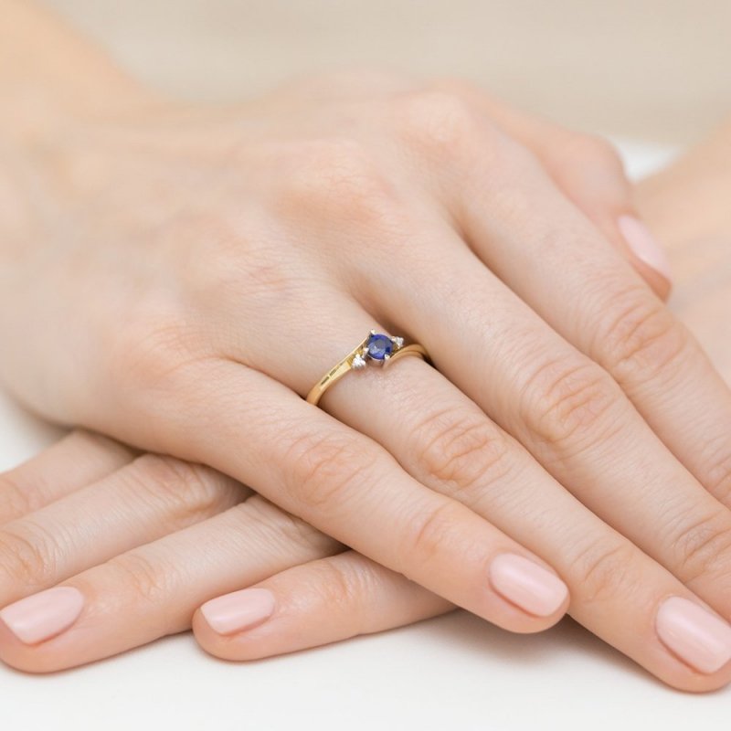 Pierścionek złoty 585 z brylantami 0,03ct szafirem 0,30ct W-346