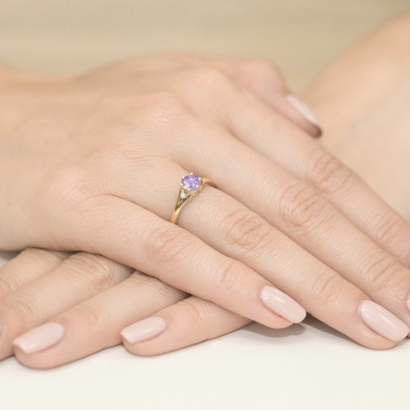 Pierścionek złoty 585 z brylantami 0,03ct ametystem 0,50ct W-76