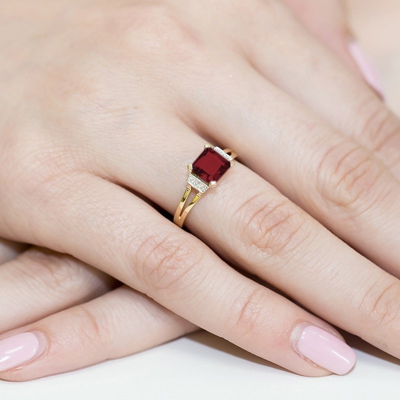 Pierścionek złoty 585 z brylantami 0,03ct granatem 1,30ct W-103