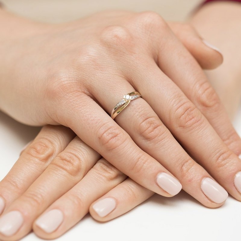 Pierścionek złoty 585 z brylantami 0,13ct zaręczynowy W-415