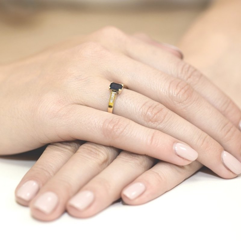 Pierścionek złoty 585 z brylantami 0,04ct szafirem 0,60ct W-78