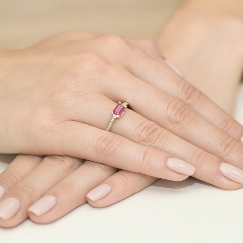 Pierścionek złoty 585 z brylantami 0,03ct rubinem 0,80ct W-105