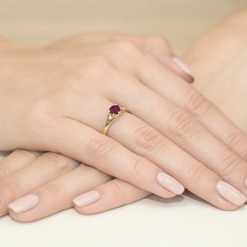 Pierścionek złoty 585 z brylantami 0,03ct rubinem 0,60ct W-76