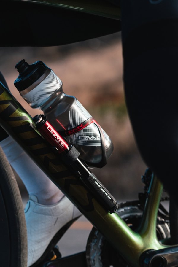 Pompka ręczna Lezyne Grip Drive HP Medium — srebrna, 120 PSI (23,1 cm)