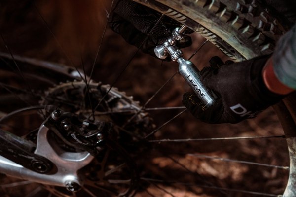 Głowica CO₂ Lezyne Control Drive CNC — srebrna