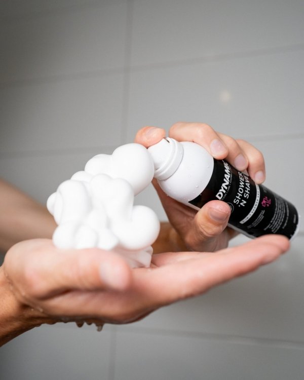 Dynamic Shower n Shave to praktyczna pianka 2 w 1 — do użycia pod prysznicem oraz do golenia, w pojemności 200 ml; zapewnia komfortową aplikację, pomaga zmiękczyć zarost i ułatwia gładkie golenie, a jednocześnie sprawdza się jako szybki kosmetyk do odświe