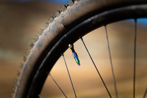 Wentyle tubeless Lezyne CNC TLR Valve — Presta 44 mm, neo metallic