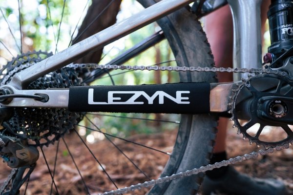 Ochraniacz widełek Lezyne Smart Chainstay Protector — czarny, rozmiar L