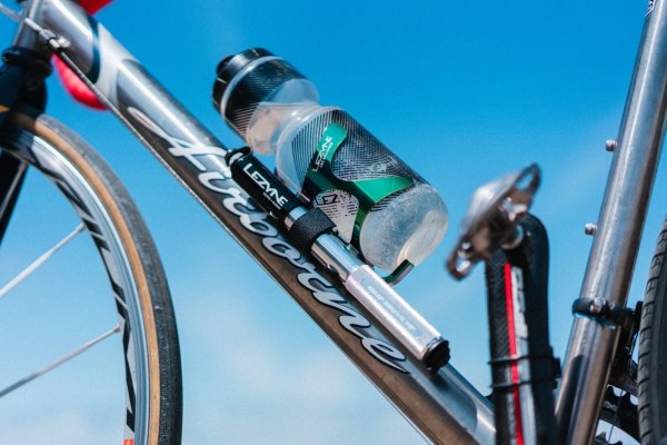 Pompka ręczna Lezyne Grip Drive HP Medium — srebrna, 120 PSI (23,1 cm)