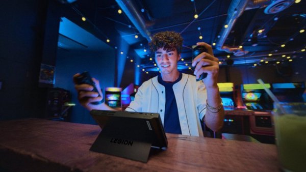 Lenovo Legion Go 8APU1 Ryzen Z1 Extreme 8.8&quot; WQXGA IPS 500nits Glossy 144Hz 16GB LPDDR5x-7500 SSD512 AMD Radeon Graphics Wi