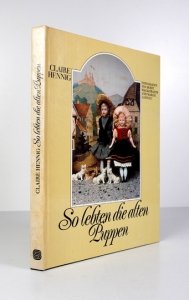 [Dolls, Lalki]. HENNIG Claire - So leben die alte Puppen. Mit Fotografien von Horst Wackerbarth und Margie Landolt.