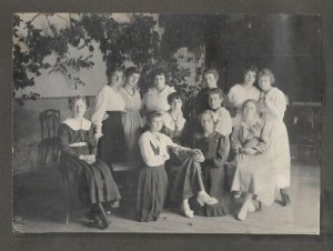 [JĘDRZEJÓW - nauczycielki i uczennice - fotografia pozowana]