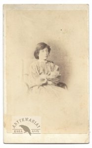 Młoda kobieta - fotografia portretowa - ujęcie w formacie card de visite.