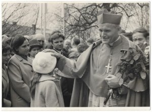 [DUCHOWIEŃSTWO - kardynał Karol Wojtyła na odpuście św. Wojciecha w Gnieźnie - fotografia sytuacyjna].