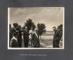 [UNIWERSYTET Śląski - omówienie warunków lokalizacji]. [przed 1968]. Fotografia form. 12,5x16,8 cm na podkładzie form. 23,5x2638 nieznanego autorstwa.