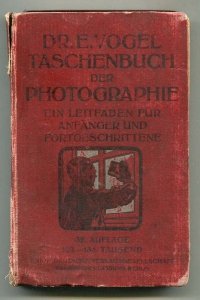 [Vogel Ernst] Dr. E. Vogels Taschenbuch der Photographie. Ein Leifaden fur Anfanger und Fortgeschrittene. Bearbeitet von Karl Weiss [...]. 32. Auflage 123. bis 134. Tausend. Mit 240 Abbildungen und einem Anhang von 15 Bildvorlagen.