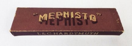 [OŁÓWKI, L. & C. Hardtmuth]. Pudełko kartonowe z kompletem 12 ołówków marki Mephisto.