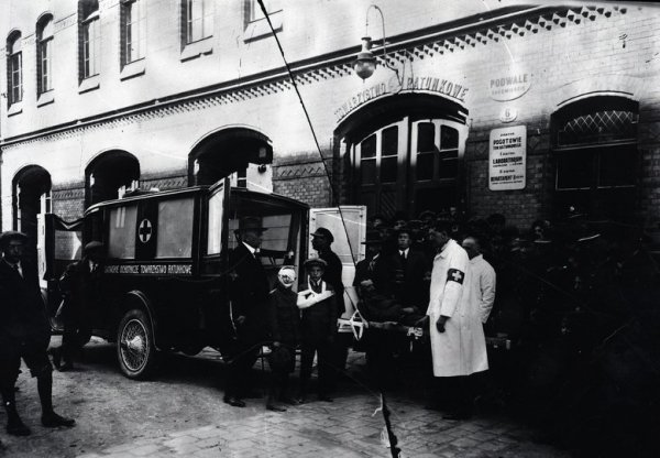 LWÓW w obiektywie lwowskich fotografów: Towarzystwo Ratunkowe - fotografia widokowa i sytuacyjna. Negatyw celuloidowy form. ca 14x20 cm. 