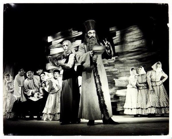 [Teatr Rozmaitości w Krakowie - sceny z przedstawienia &quot;Dwanaście krzeseł&quot; Ilji Ilfa i Eugeniusza Pietrowa]. [VIII 1967]. Zestaw 4 fotografii autorstwa Zbigniewa Łagockiego