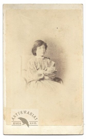 Młoda kobieta - fotografia portretowa - ujęcie w formacie card de visite.
