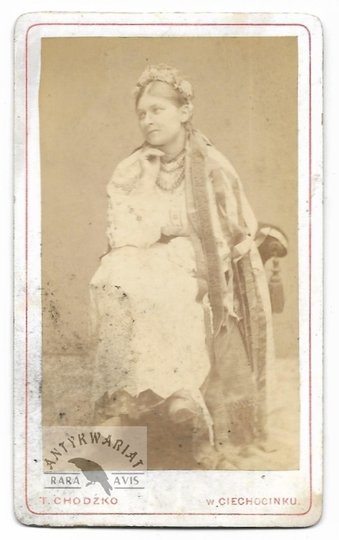 [FOTOGRAFIA portretowa - młoda dziewczyna w stroju regionalnym - ujęcie w formacie card de visite]